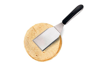 tortillas con una espátula
